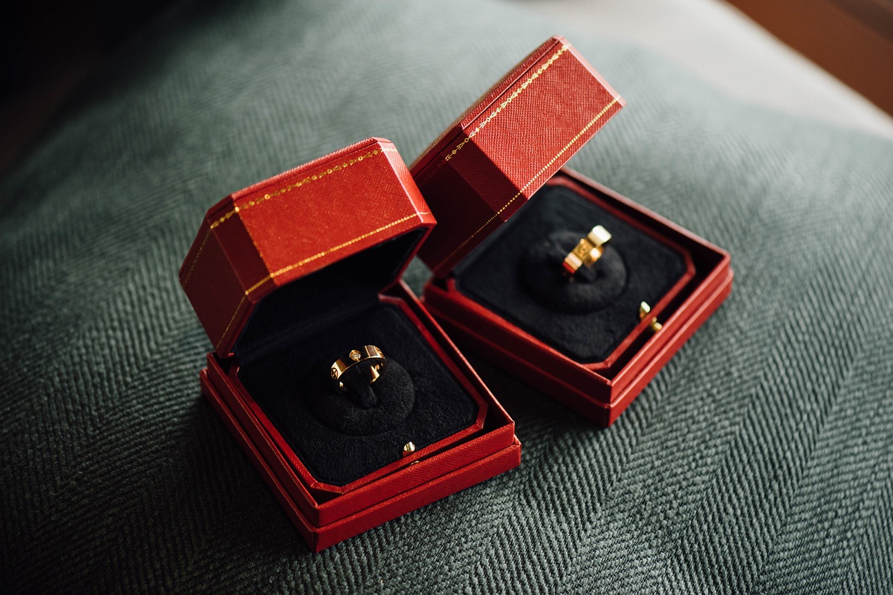 pierścionki i obrączki w pudełkach