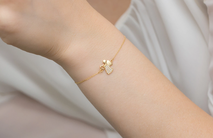 złota bransoletka dziecięca z zawieszką w kształcie aniołka