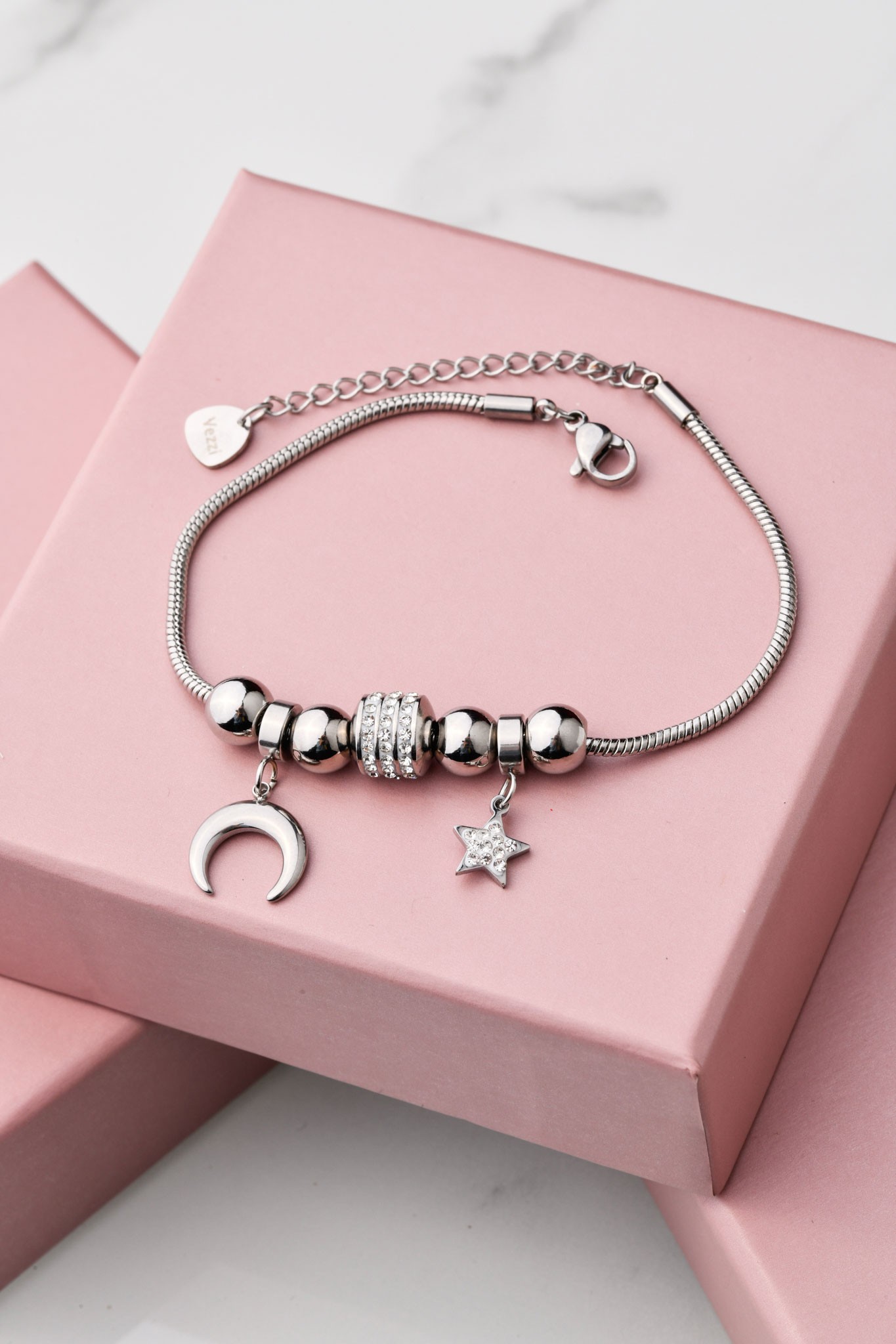 Bransoletka ze stali chirurgicznej jest dobra do noszenia na każdą okazję