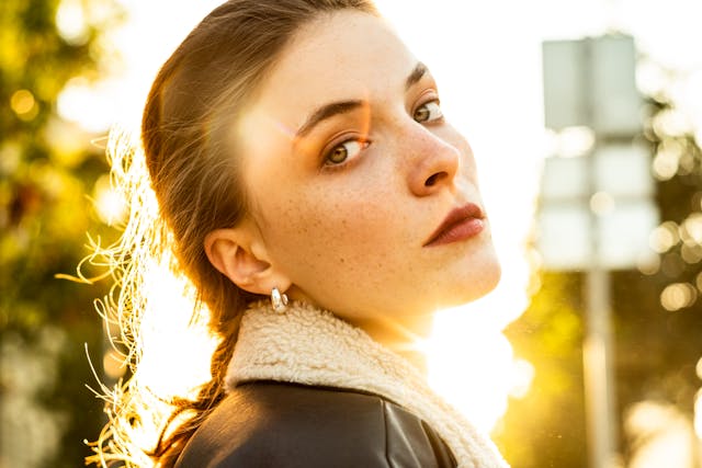 Subtelny dodatek do codziennych stylizacji – czy srebrne kolczyki sprawdzą się na co dzień?