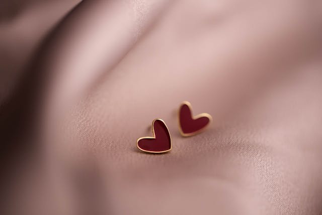 Subtelny akcent w biżuterii – kolczyki serca w codziennym stylu