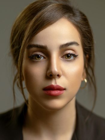 wieczorowy makeup i zlote kolczyki koła jako biżuteria