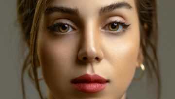 wieczorowy makeup i zlote kolczyki koła jako biżuteria