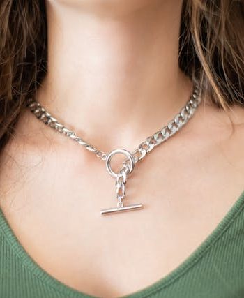 Subtelne dodatki na co dzień – naszyjniki srebrne w stylu