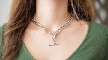 Złote koła w uszach – dlaczego wracają i co dają w stylizacjach