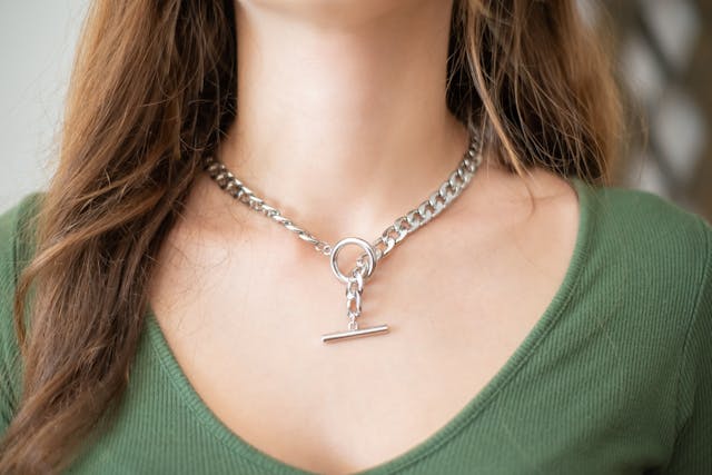 Subtelne dodatki na co dzień – naszyjniki srebrne w stylu